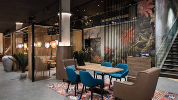 Lobby-lounge