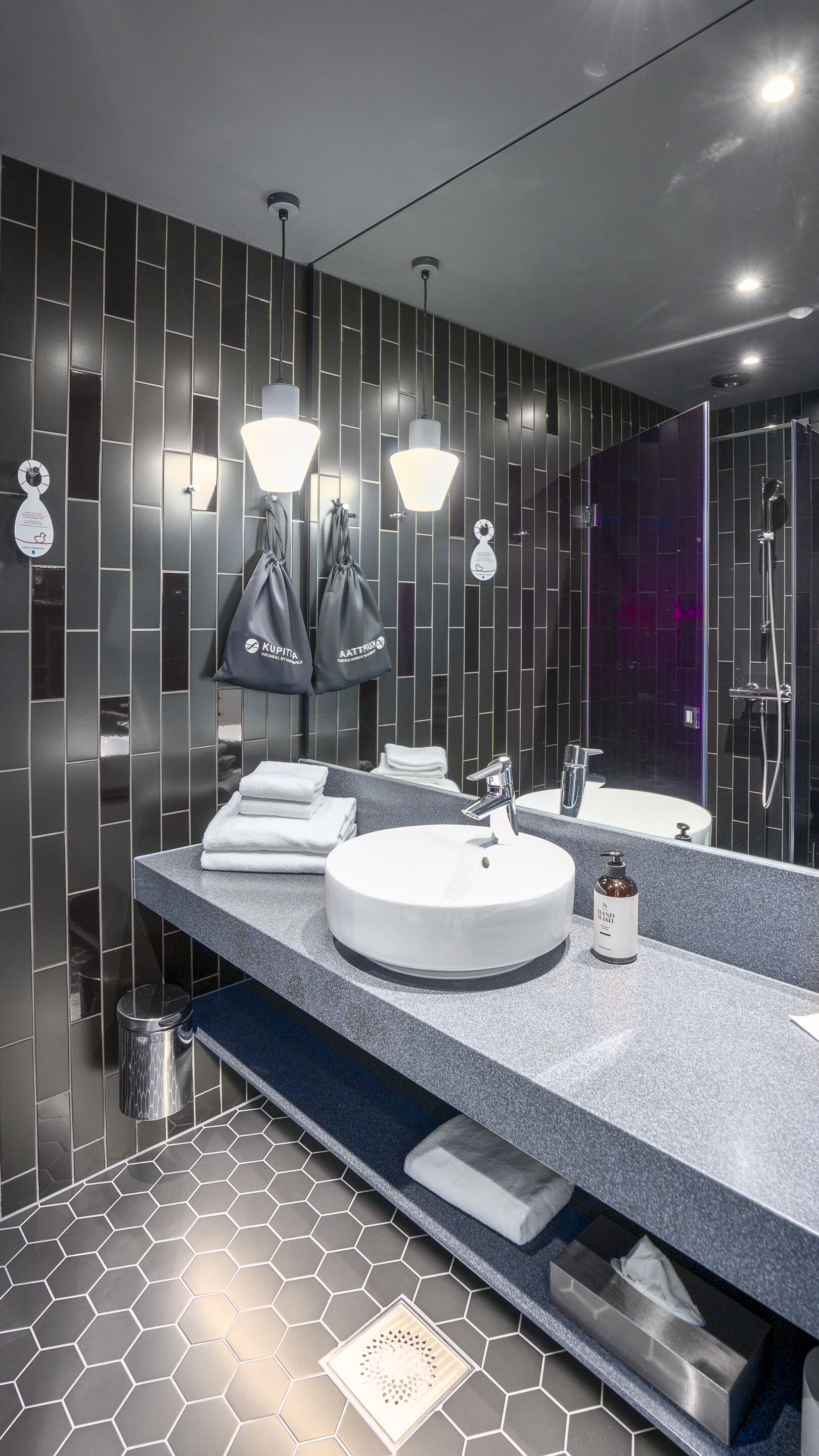 shower, free toiletries, hair dryer, bidet