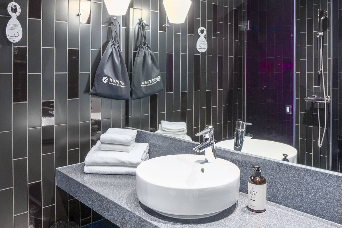 shower, free toiletries, hair dryer, bidet