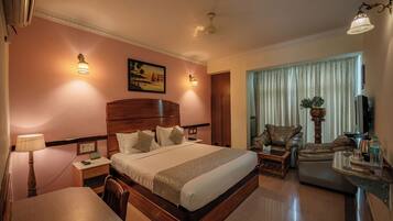 Deluxe Double or Twin Room | Minibar, individually decorated, individually furnished, desk