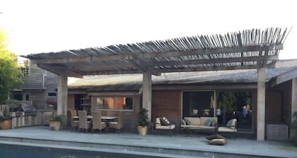 ¡Disfruta del último escape de Hamptons! Tenis, natación y playa ¡A solo 70 millas de Nueva York!