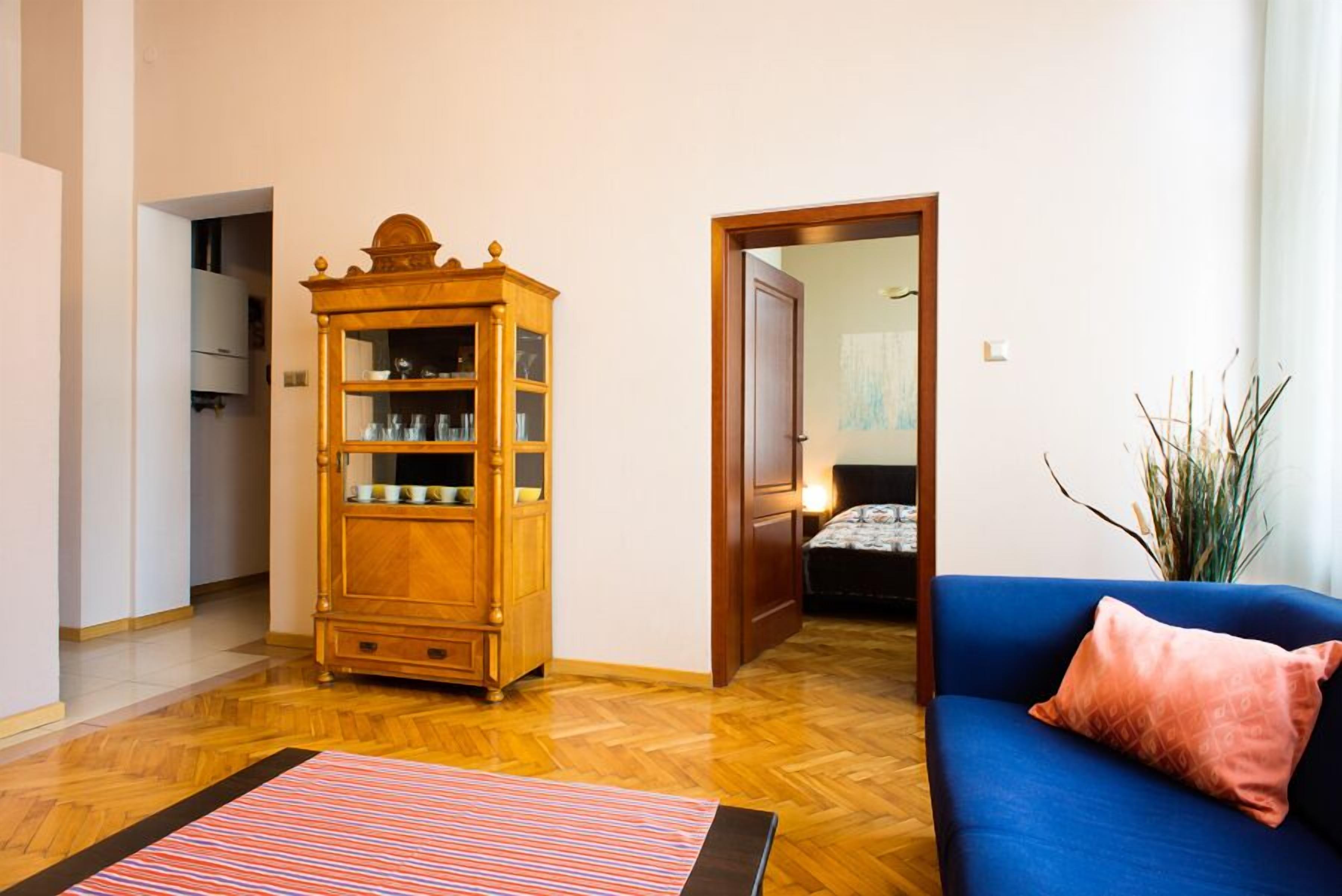 comfort apartment, 2 bathrooms | living room | 32-inch flat-screen tv with digital channels, tv