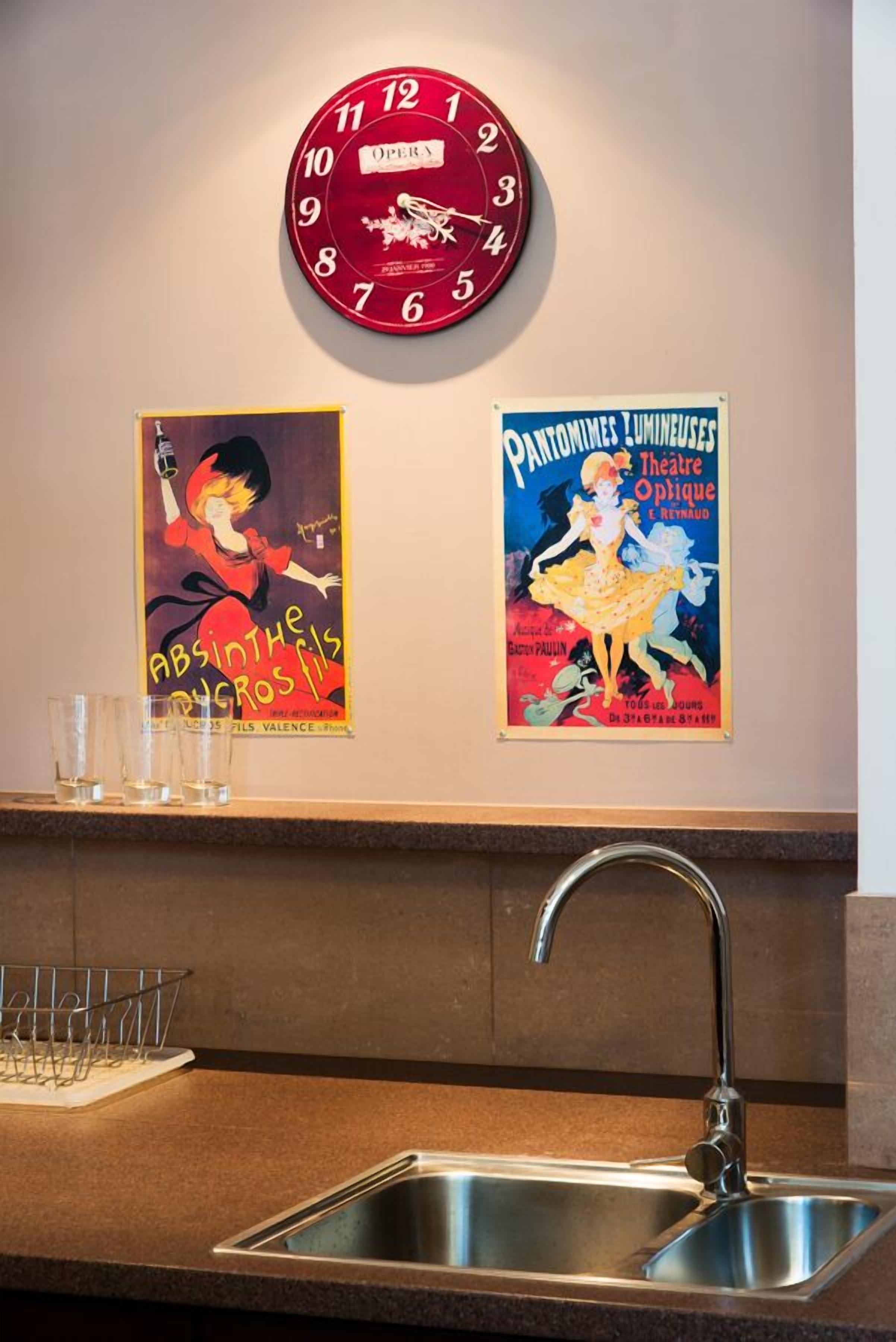 comfort apartment, 2 bathrooms | private kitchenette | full-sized fridge, microwave, oven, stovetop