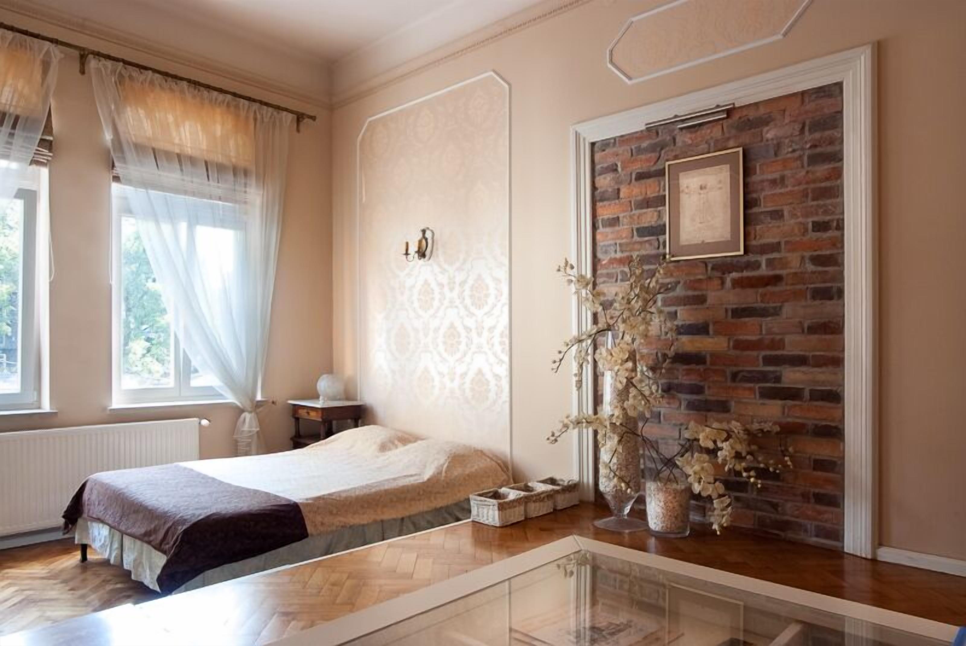 romantic studio suite | hypo-allergenic bedding, laptop workspace, iron/ironing board