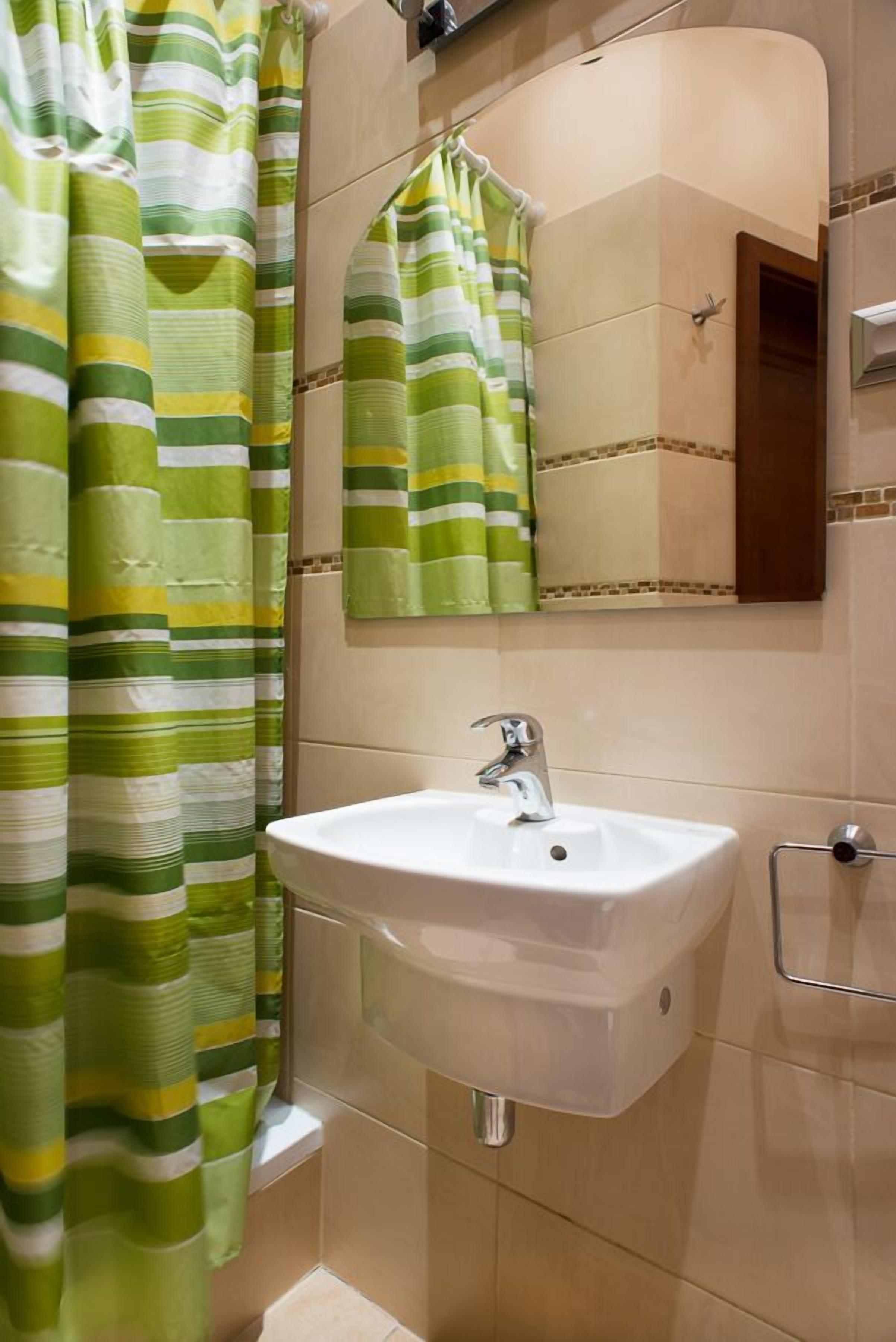 comfort apartment, 2 bathrooms | bathroom shower