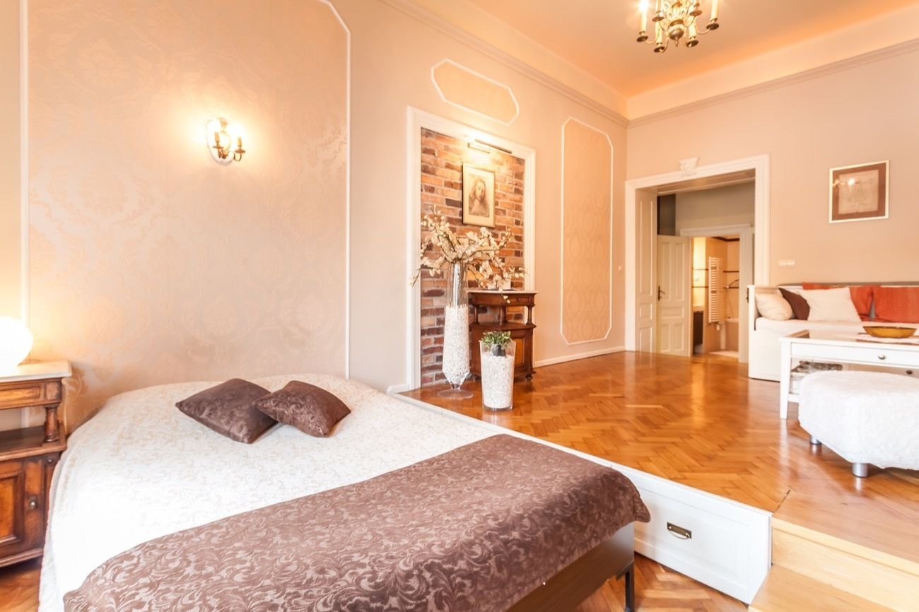 romantic studio suite | hypo-allergenic bedding, laptop workspace, iron/ironing board