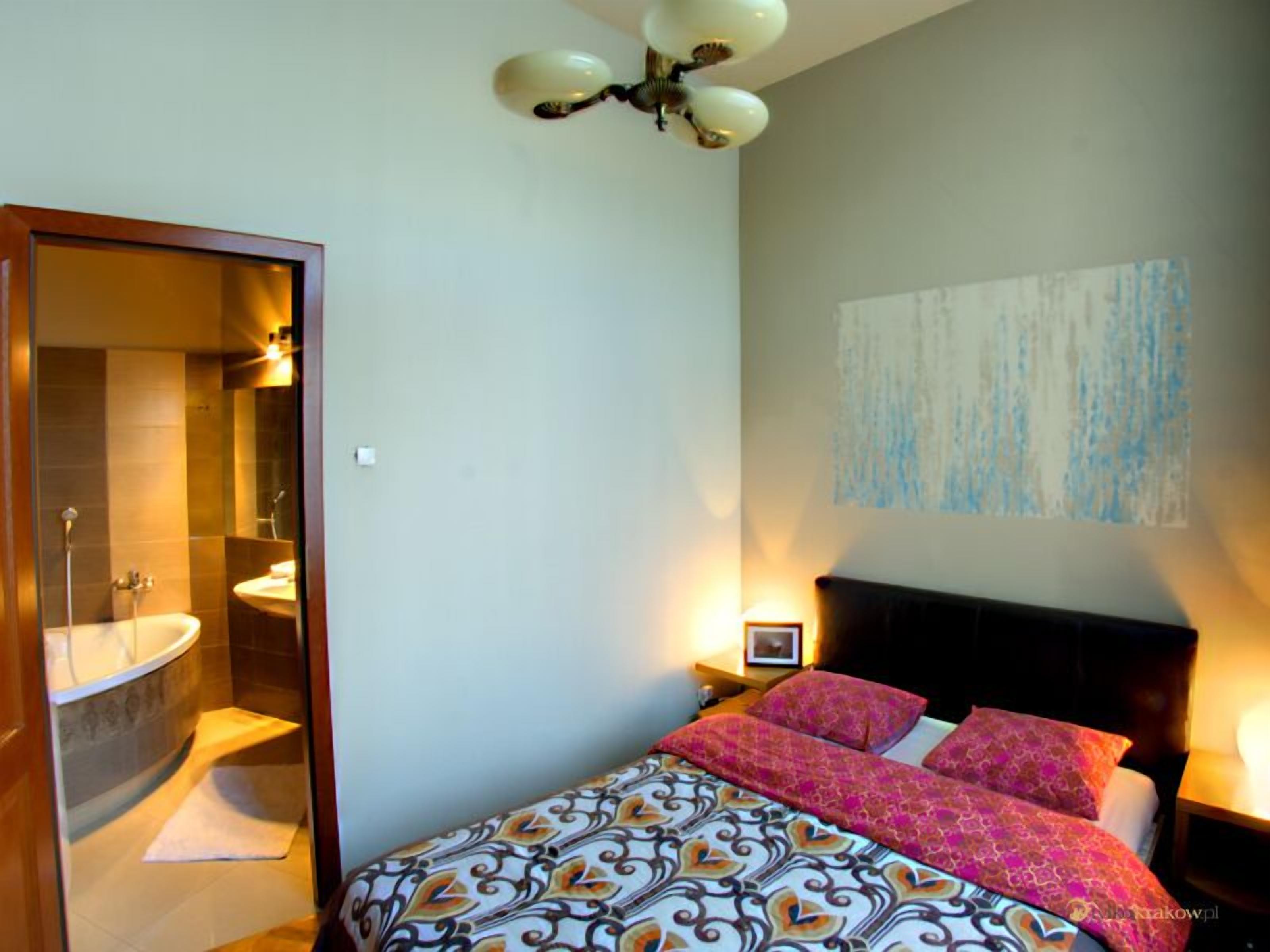 comfort apartment, 2 bathrooms | hypo-allergenic bedding, laptop workspace, iron/ironing board