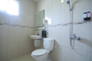 Shower, free toiletries, hair dryer, slippers - Long Beach Private Lodging (Magong)