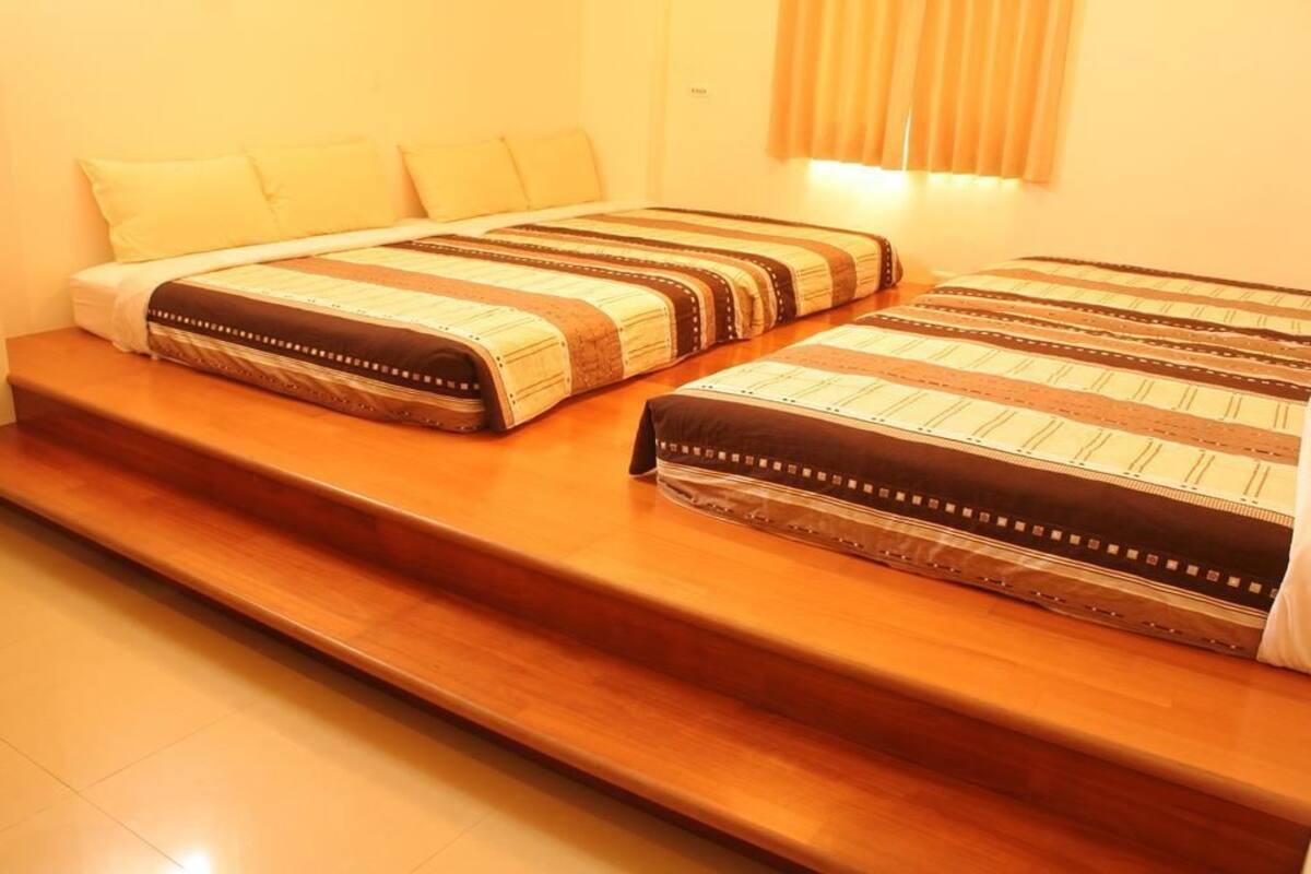 Family Room | Desk, blackout drapes, WiFi (free), bed sheets