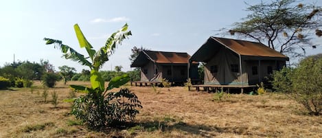 Tenda | Meja kerja dan seprai linen