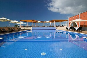 Piscine couverte, piscine extérieure, chaises longues