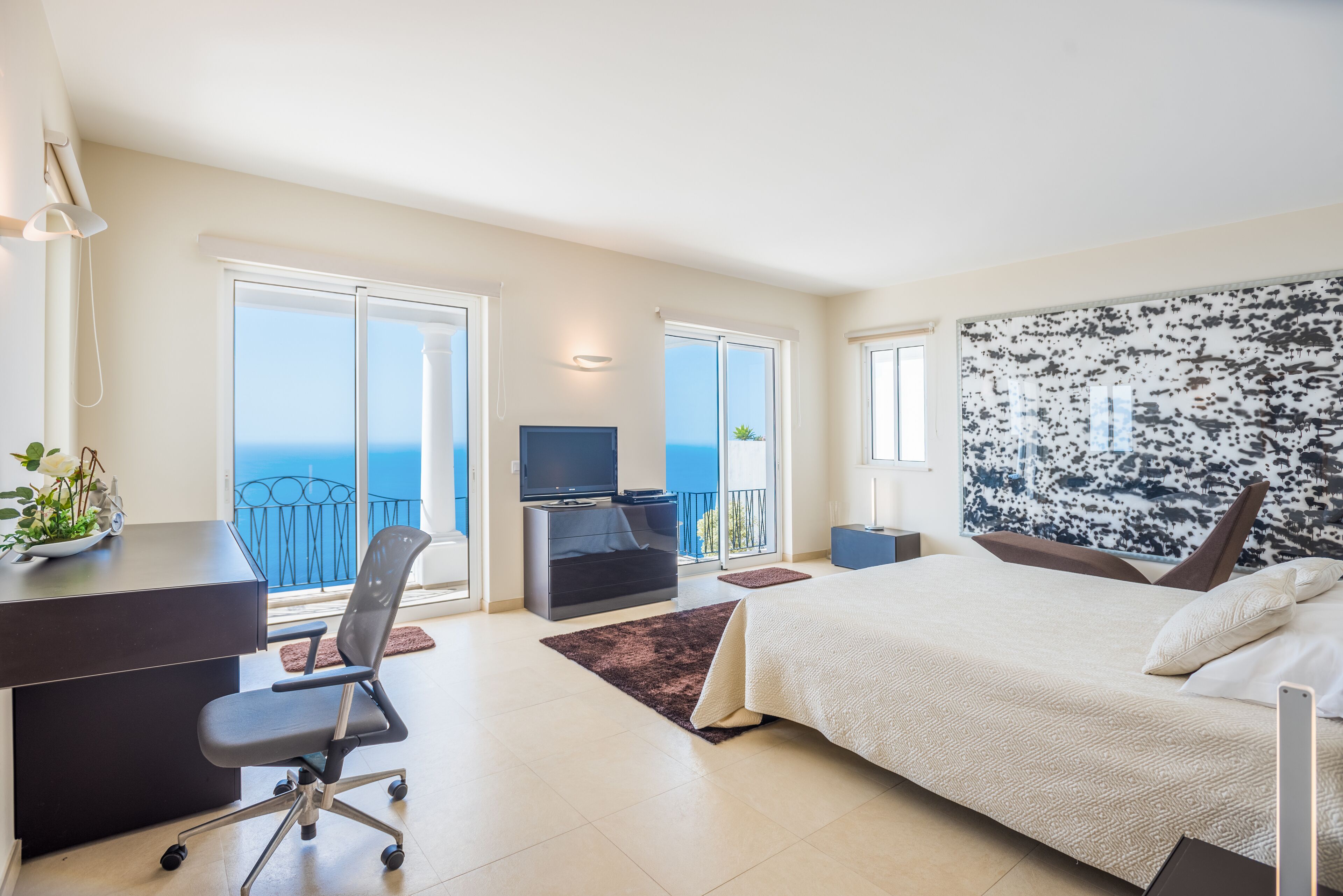 Vila, 4 quartos, piscina particular, vista para o mar | Ferros/tábuas de passar roupa, berços grátis, Wi-Fi de cortesia