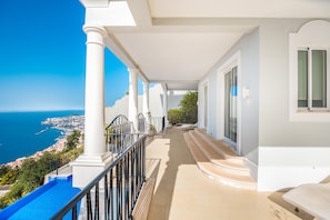 Villa, 4 Schlafzimmer, eigener Pool, Meerblick | Blick vom Balkon