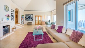 Villa, 4 soverom, privat basseng, sjøutsikt | Oppholdsområde | Flatskjerm-TV