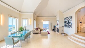 Villa, 4 soverom, privat basseng, sjøutsikt | Sitteområde i lobbyen