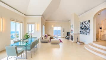 Vila, 4 quartos, piscina particular, vista para o mar | Área de estar no saguão
