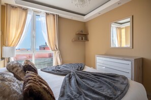 Apartment, 1 Bedroom, Balcony, Sea View | 1 bedroom, individually decorated, iron/ironing board - America Apartment (Funchal)