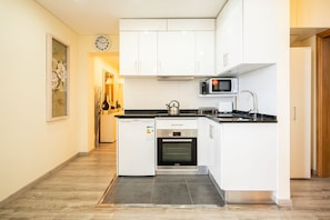 Apartment, 1 Schlafzimmer, Balkon, Meerblick | Eigene Küche | Kühlschrank, Mikrowelle, Ofen, Herdplatte