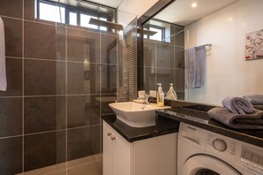 Apartment, 1 Bedroom, Balcony, Sea View | Bathroom | Shower, towels - America Apartment (Funchal)