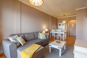 Appartement, 2 chambres, balcon, vue sur la mer | Aire de séjour | Téléviseur à écran plat
