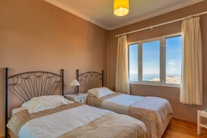 Apartamento, 2 quartos, sacada, vista para o mar | 2 quartos, individualmente decorados, individualmente mobiliados