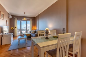 Apartment, 2 Schlafzimmer, Balkon, Meerblick | Essbereich im Zimmer