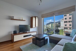 City Apartment, 1 Bedroom, Balcony, Sea View | Living room | Flat-screen TV - Blue Sky Funchal (Funchal)