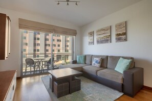 City-Apartment, 1 Schlafzimmer, Balkon, Meerblick | Wohnzimmer | Flachbildfernseher