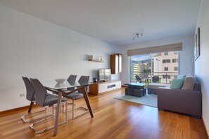 City-Apartment, 1 Schlafzimmer, Balkon, Meerblick | Wohnbereich | Flachbildfernseher