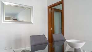 Appartement Ville, 1 chambre, balcon, vue mer | Restauration dans la chambre