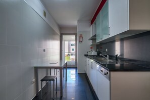 City Apartment, 1 Bedroom, Balcony, Sea View | Private kitchen | Fridge, microwave, stovetop, dishwasher - Blue Sky Funchal (Funchal)