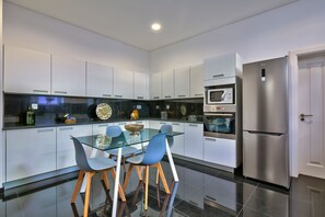 Fridge, microwave, oven, stovetop - Century House (Funchal)