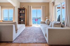 Villa, 3 Schlafzimmer, Poolzugang, Meerblick | Wohnzimmer | Flachbildfernseher, Fußbodenheizung
