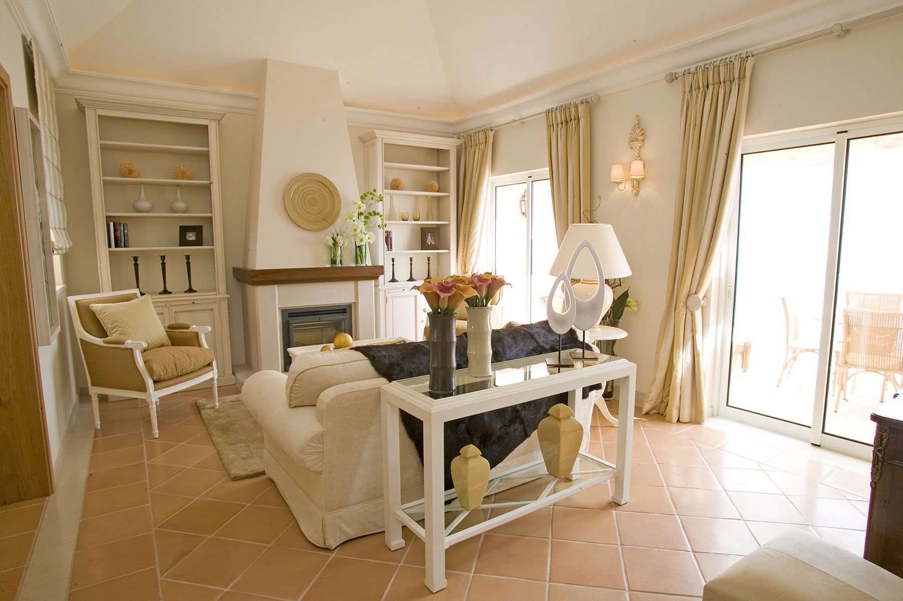 Apartamento, 1 quarto, sacada, vista para o mar | Sala de estar | TV de tela plana, lareira, pisos aquecidos