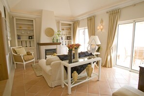 Departamento, 1 habitación, balcón, vista al mar | Sala de estar | Televisión de pantalla plana, chimenea y piso con calefacción