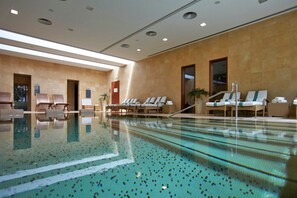 Kolam renang indoor dan kolam renang outdoor, dengan payung kolam renang