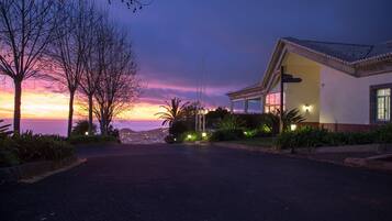 Fachada da propriedade à noite