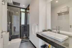 Shower, hair dryer, bidet, towels - Lazareto Apartment (Funchal)