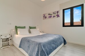 2 bedrooms, soundproofing, iron/ironing board, free cots/infant beds - Lazareto Apartment (Funchal)