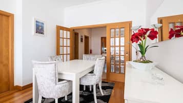 Apartment, 2 Bedrooms, Balcony | In-room dining