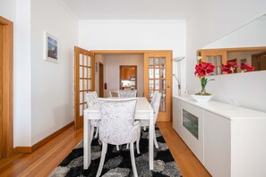 Appartement, 2 chambres, balcon | Restauration dans la chambre