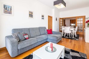 Appartement, 2 slaapkamers, balkon | Woonruimte | Flatscreentelevisie en een dvd-speler