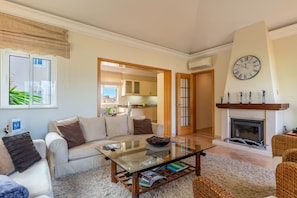 Flat-screen TV, fireplace, heated floors