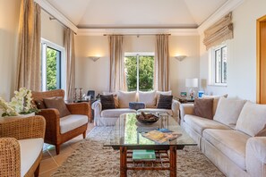 Flat-screen TV, fireplace, heated floors - Scenic Apartment - Palheiro Village (Funchal)