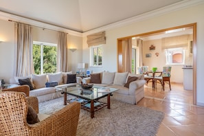 Flat-screen TV, fireplace, heated floors