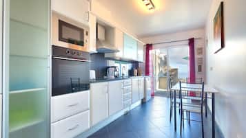 Vila, 3 kamar tidur, patio, pemandangan laut | Dapur pribadi | Lemari es besar, microwave, oven, dan kompor