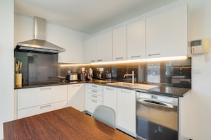 Apartament, 2 dormitoris, no fumadors | Cuina privada | Frigorífic gran, microones, forn i placa de cuina 