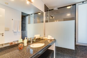 Ensemble douche/baignoire, douche à « effet pluie », sèche-cheveux