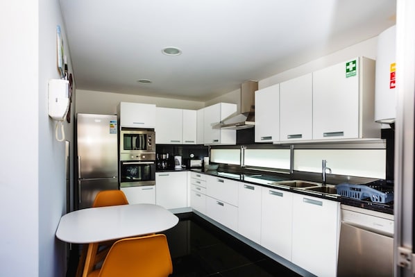 Geladeira grande, micro-ondas, fogão, cooktop