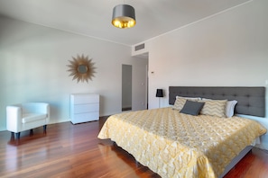 Vila, 4 quartos, piscina particular | 4 quartos, escrivaninha, espaço de trabalho para notebook, berços grátis